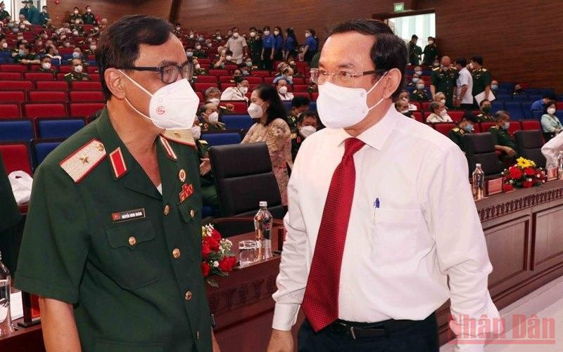 Ủy viên Bộ Chính trị, Bí thư Thành ủy TP Hồ Chí Minh Nguyễn Văn Nên trao đổi với các đại biểu tham dự buổi họp mặt. 