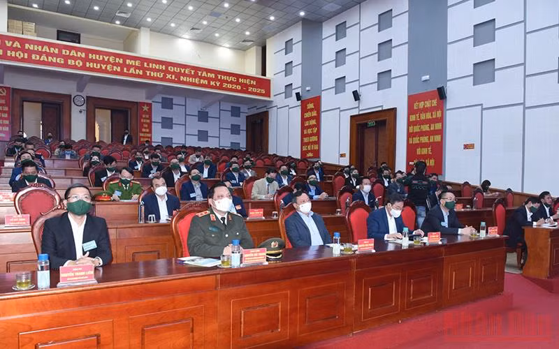 Các đại biểu dự khai mạc diễn tập khu vực phòng thủ huyện Mê Linh. (Ảnh: Thu Đức)