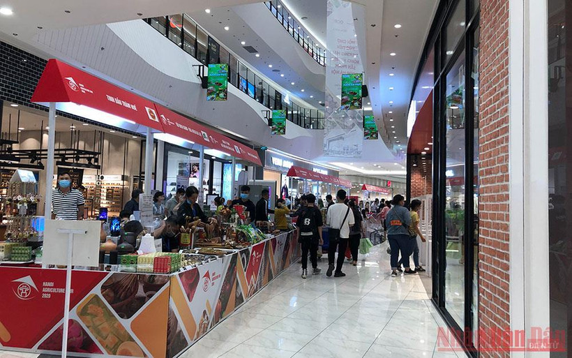 Các gian hàng tại Trung tâm thương mại AEON Hà Đông. (Ảnh: Tuyết Loan)