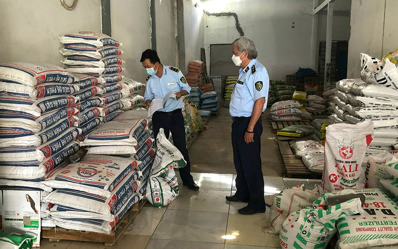 Đội Quản lý thị trường số 6 kiểm tra, phát hiện và xử phạt một đại lý kinh doanh phân bón giả tại huyện Châu Thành, tỉnh Tiền Giang. (Ảnh QUANG THÂN)