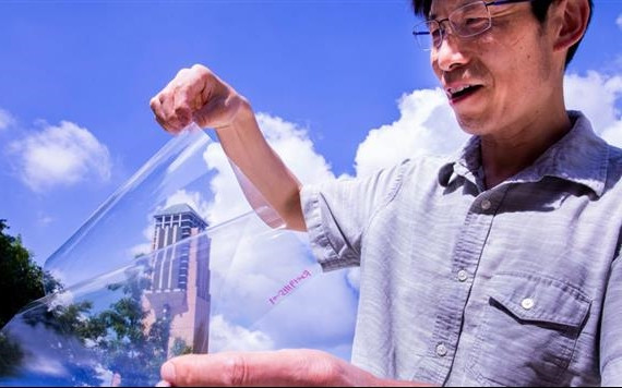 Trưởng nhóm nghiên cứu, Giáo sư Jay Guo với chất dẻo trong suốt dẫn điện. Ảnh: Đại học Michigan.