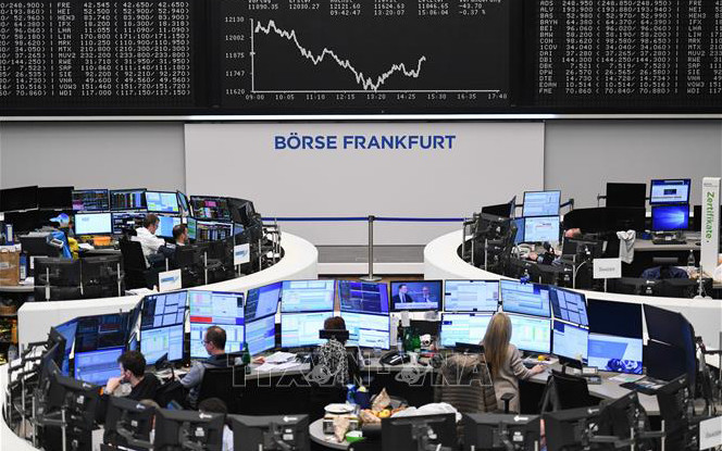 Giao dịch viên tại Sàn giao dịch chứng khoán Frankfurt, Đức. (Ảnh: THX/TTXVN)