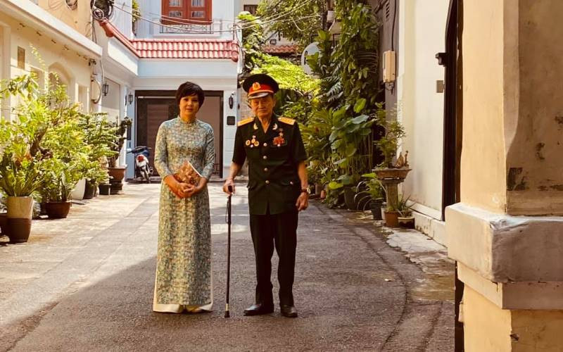 Nhà báo Đặng Diễm Quỳnh và Anh hùng LLVTND Tư Cang, chỉ huy cụm H63 Tình báo miền nam.