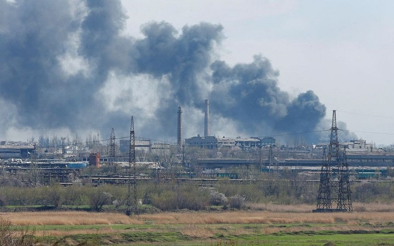 Khói bốc lên tại nhà máy luyện thép Azovstal ở thành phố Mariupol, ngày 20/4/2022. (Ảnh: Reuters)