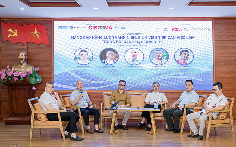 Các diễn giả trao đổi với sinh viên, thanh niên tại chương trình.