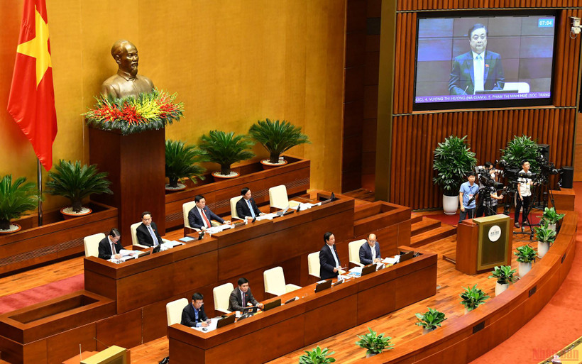 Bộ trưởng Nông nghiệp và Phát triển Nông thôn Lê Minh Hoan trả lời chất vấn nhóm vấn đề đầu tiên tại phiên chất vấn chiều 7/6. (Ảnh: LINH KHOA)