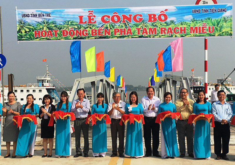 Đại biểu cắt băng công bố hoạt động bến phà tạm Rạch Miễu.