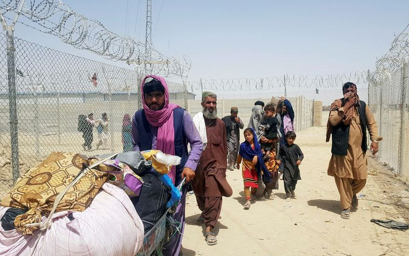 Người Afghanistan tìm đường sang Pakistan qua cửa khẩu Hữu nghị ở thị trấn Chaman trên biên giới Pakistan-Afghanistan, ngày 6/9/2021. (Ảnh: Reuters)
