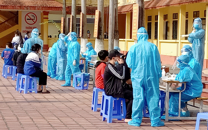 Xét nghiệm diện rộng cho học sinh Trường THCS Lương Thế Vinh (thành phố Thái Bình).