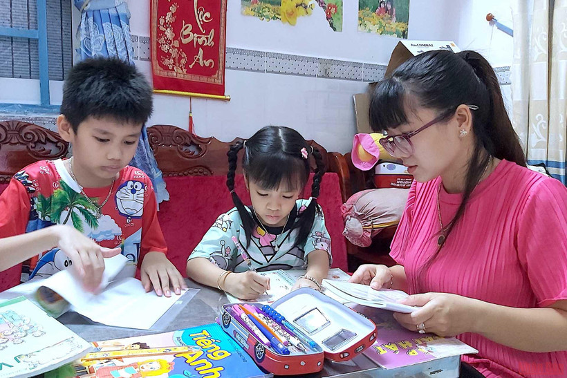 Tạm ngừng học trực tuyến khối tiểu học, phụ huynh TP Cà Mau ôn tập cho con tại nhà.