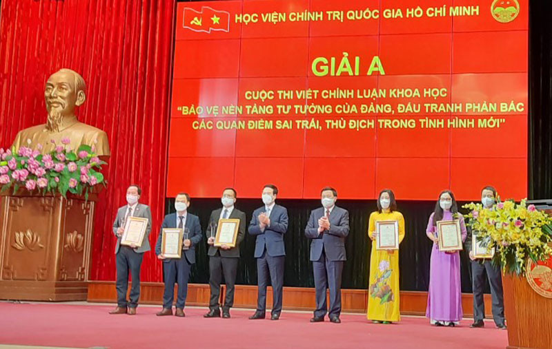 Các đồng chí Võ Văn Thưởng, Nguyễn Xuân Thắng và những tác giả đạt Giải A của cuộc thi.