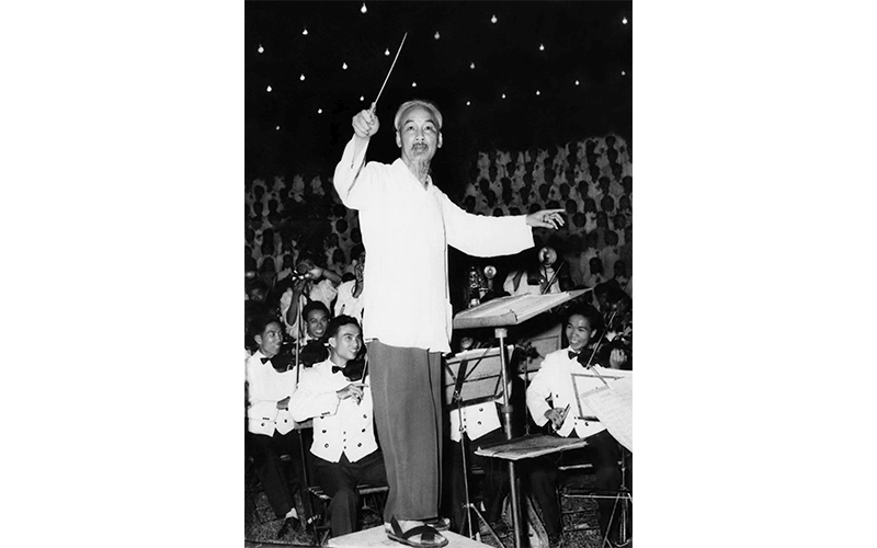 Bức ảnh "Bác bắt nhịp bài ca Kết đoàn" của NSNA Lâm Hồng Long.