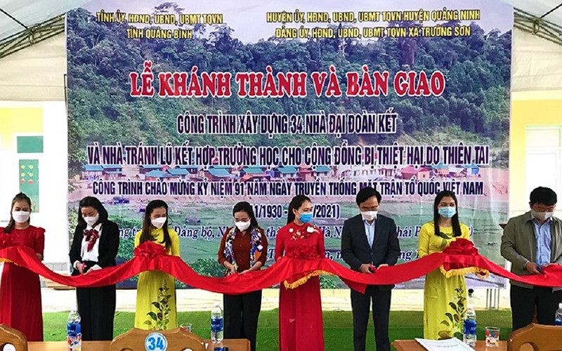 Cắt băng khánh thành, bàn giao nhà đại đoàn kết và nhà tránh lũ ho bản Sắt, xã Trường Sơn, huyện Quảng Ninh.