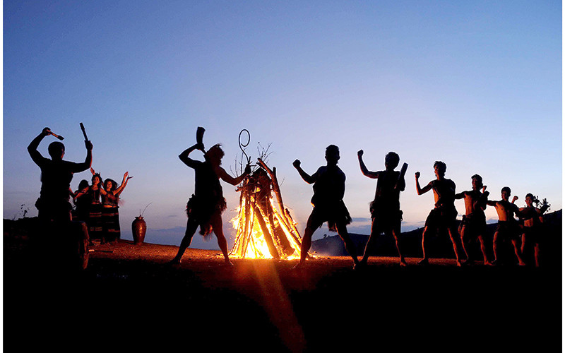 Hát kể sử thi, dân ca, dân nhạc, dân vũ vẫn được duy trì nhưng thiếu linh hồn…