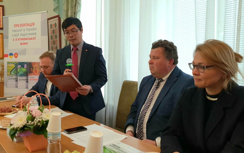 Đại sứ Nguyễn Hồng Thạch đánh giá cao việc biên soạn và xuất bản bộ giáo trình tiếng Việt. (Ảnh: QUẾ ANH)