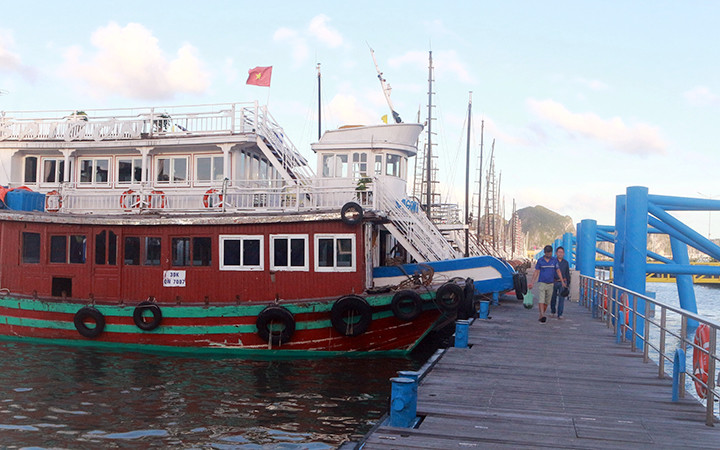 Nhiều doanh nghiệp đang cần nguồn vốn để hoạt động trở lại. Trong ảnh: Do ảnh hưởng dịch Covid-19, hàng trăm tàu du lịch tại vịnh Hạ Long (Quảng Ninh) nằm "đắp chiếu". Ảnh: THANH VÂN