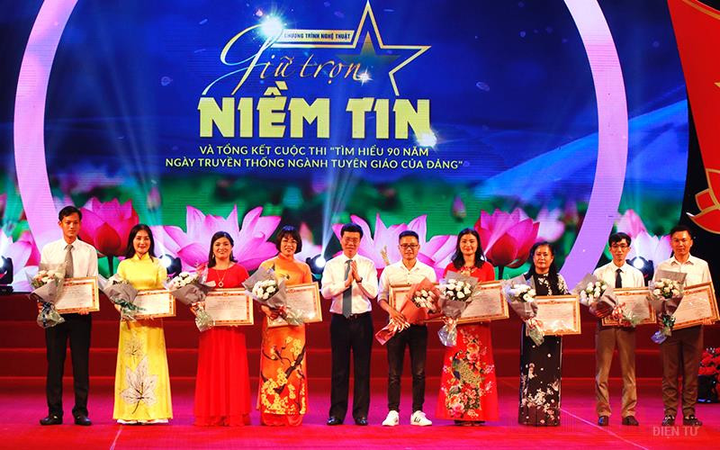 Đồng chí Võ Văn Thưởng trao Bằng khen cho các cá nhân đoạt giải Nhất các tuần thi.