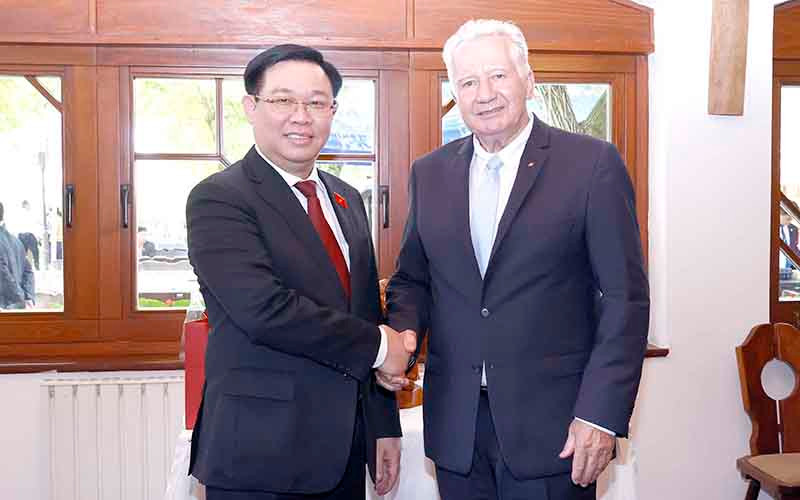 Chủ tịch Quốc hội Vương Đình Huệ tiếp Phó Chủ tịch Quốc hội Hungary Istvan Jakab. (Ảnh: Doãn Tấn)