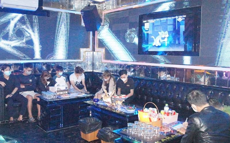 Cơ sở karaoke đông người bất chấp lệnh cấm.