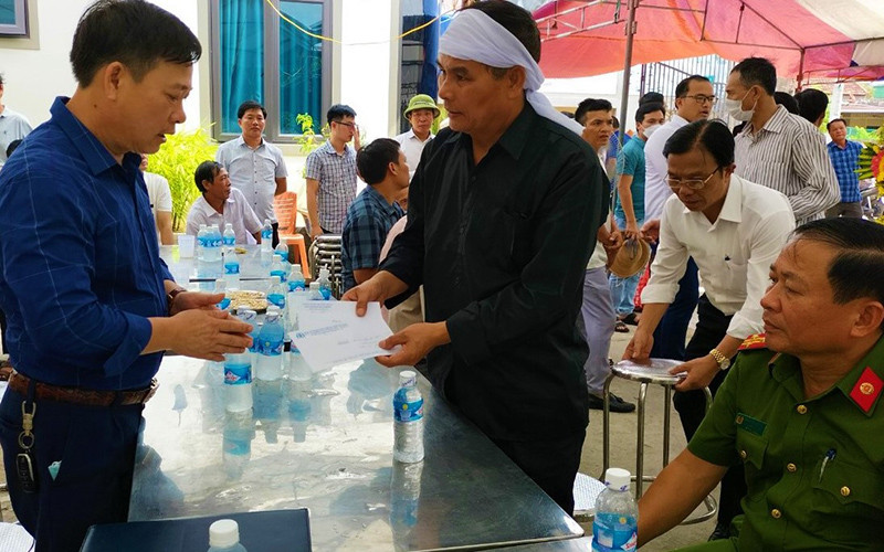 Đại diện các cơ quan của tỉnh Hà Tĩnh đến viếng, chia sẻ nỗi đau với gia đình có 3 người tử nạn.