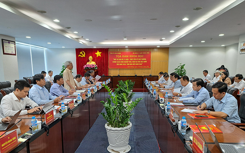 GS.TS Tạ Ngọc Tấn, Phó Chủ tịch Thường trực Hội đồng Lý luận Trung ương phát biểu ý kiến tại buổi tọa đàm.