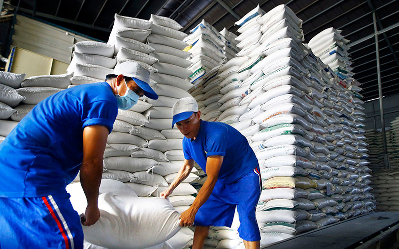 Ðóng gói gạo tại nhà máy của Công ty cổ phần Nông nghiệp công nghệ cao Trung An (TP Cần Thơ). Ảnh: ÐỨC THANH