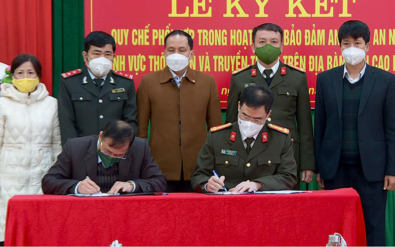 Công an tỉnh và Sở Thông tin và Truyền thông Cao Bằng ký quy chế phối hợp đấu tranh, xử lý vi phạm pháp luật lĩnh vực bưu chính, viễn thông và tội phạm công nghệ cao.