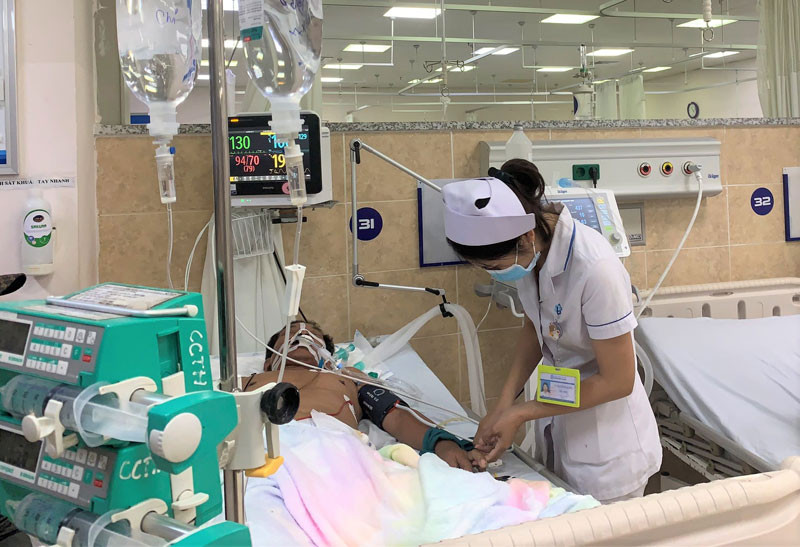 Một bệnh nhân ngộ độc rượu đang được điều trị tại Bệnh viện đa khoa Đồng Nai.