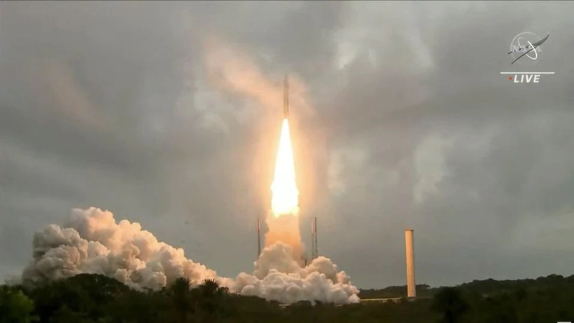 Tên lửa Ariane 5 của Pháp mang theo kính viễn vọng không gian James Webb của NASA được phóng thành công tối 25/12. (Ảnh cắt từ clip của NASA)
