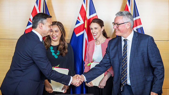 Đại diện Công đảng (phải) và đảng Xanh New Zealand tại lễ ký thỏa thuận hợp tác thành lập chính phủ mới. Ảnh: RNZ