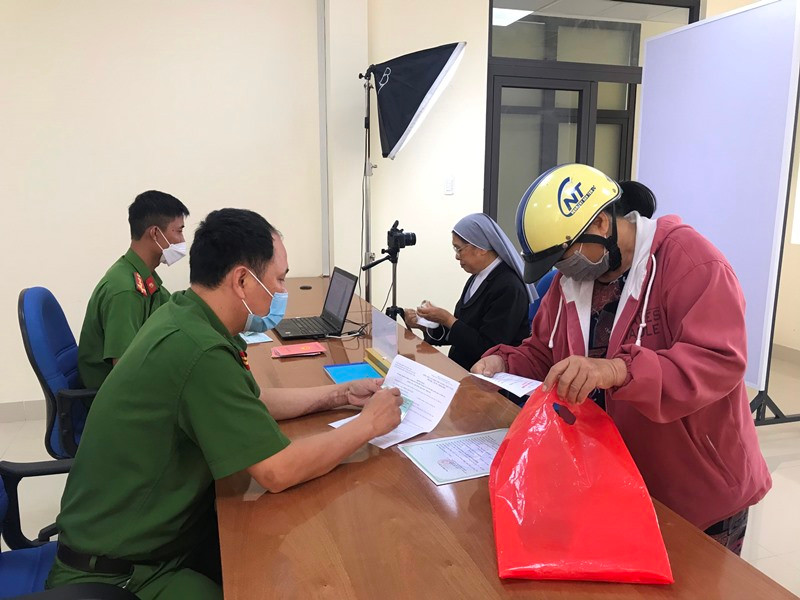 Người dânđược tạo điều kiện thuận lợi làm căn cước công dân tại Trung tâm phục vụ hành chính công tỉnh Kon Tum.