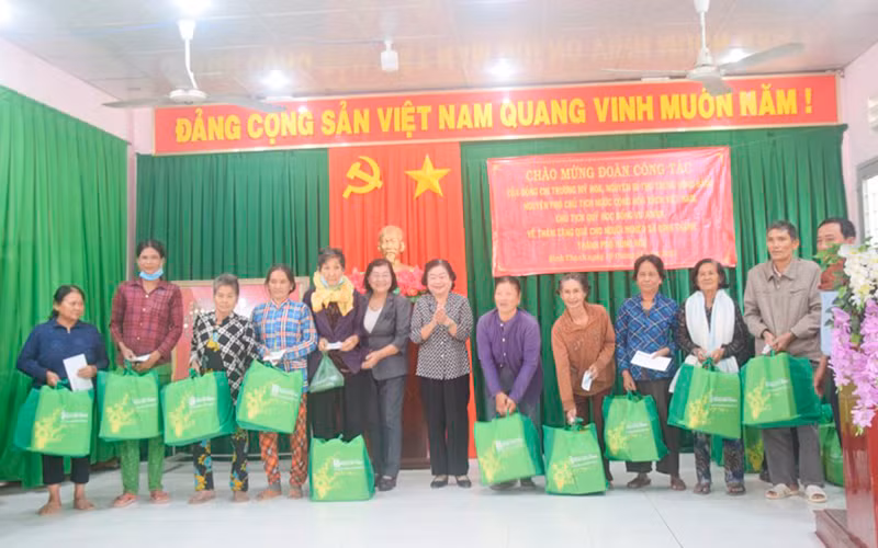 Nguyên Phó Chủ tịch nước Trương Mỹ Hoa tặng quà Tết cho người dân xã Bình Thạnh, TP Hồng Ngự (Đồng Tháp).