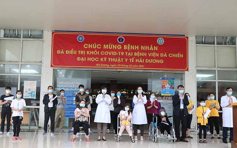 Các bệnh nhân Covid-19 được điều trị tại Bệnh viện dã chiến số 2 được công bố khỏi bệnh và ra viện sáng ngày 28-3.