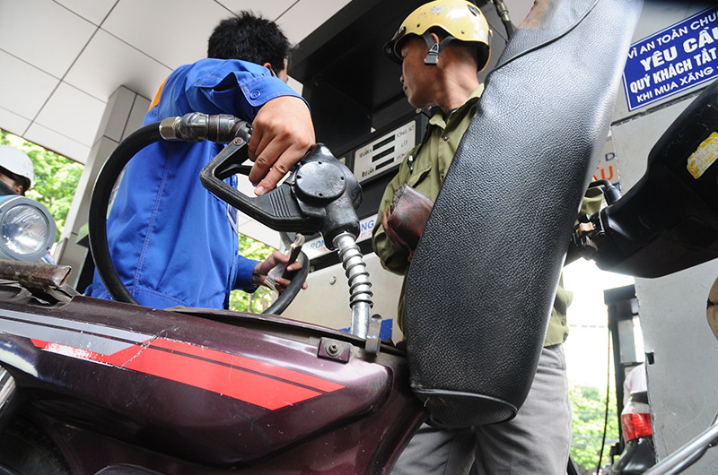 Giá xăng dầu liên tục tăng cao thời gian qua.