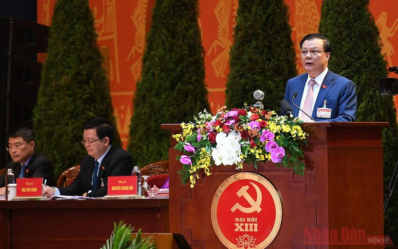 Đồng chí Đinh Tiến Dũng đọc tham luận tại Đại hội.