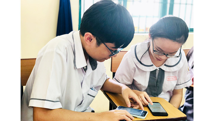 Nếu biết chọn lọc, việc sử dụng điện thoại thông minh sẽ giúp học sinh thu nhận nhiều kiến thức bổ ích.