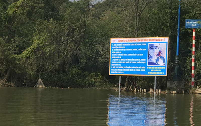 Tuyên truyền về phòng, chống dịch Covid-19 dọc theo suối Yến, trên đường vào chùa Hương.