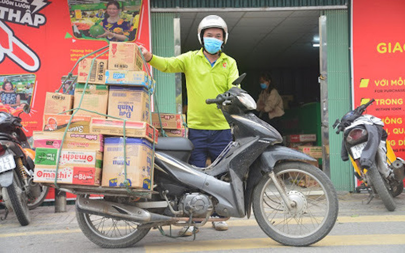 Đội ngũ shipper giúp các doanh nghiệp cung ứng hàng hoá thiết yếu tới người tiêu dùng. 