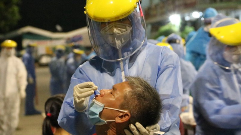 Xét nghiệm Covid-19 cho người dân tại khu nhà ở xã hội Hòa Lợi, phường Hòa Phú, thành phố Thủ Dầu Một.