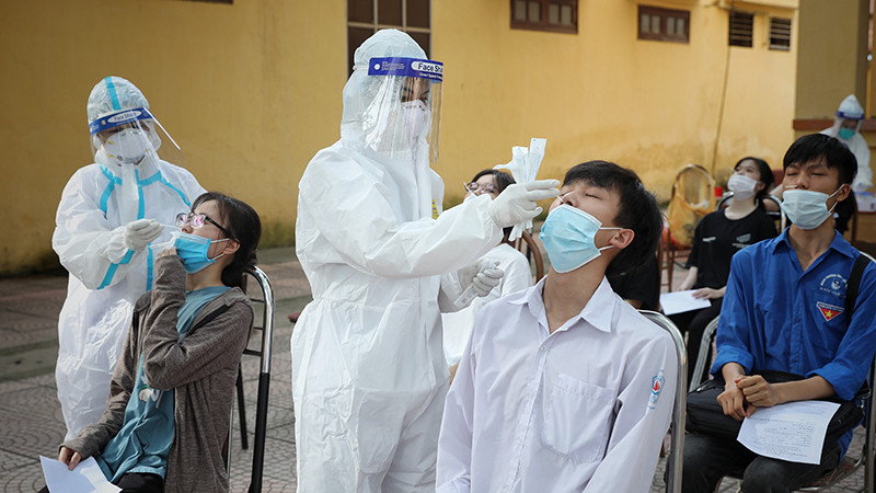 Lấy mẫu xét nghiệm cho các học sinh, giáo viên... tham gia kỳ thi tốt nghiệp THPT năm 2021 tại điểm thi Trường THPT Việt Yên 1 (Việt Yên, Bắc Giang) sáng 4/7.
