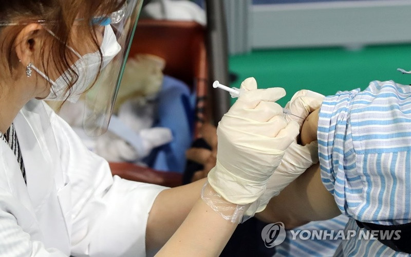 Tiêm vaccine ngừa Covid-19 của Pfizer tại Hàn Quốc. (Ảnh: Yonhap)