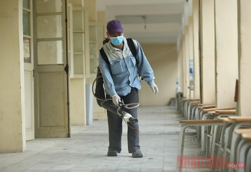 Phun khử khuẩn tại trường học ở Hà Nội. Ảnh: DUY LINH