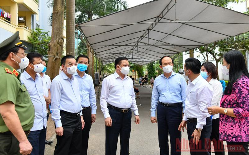 Bí thư Thành uỷ Đinh Tiến Dũng cùng các đồng chí lãnh đạo thành phố kiểm tra công tác xét nghiệm Covid-19 tại điểm xét nghiệm cộng đồng ở địa bàn xã Kim Chung. (Ảnh: DUY LINH)