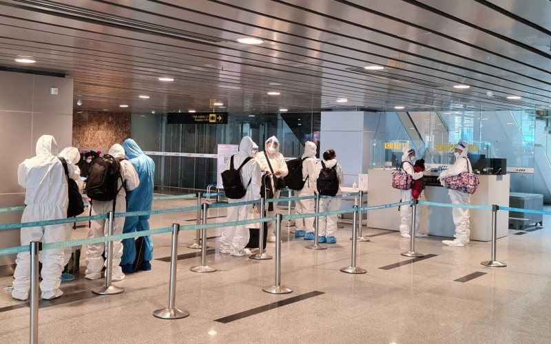 Các chuyên gia tiến hành kiểm tra y tế tại khu vực kiểm dịch y tế sân bay Đà Nẵng.