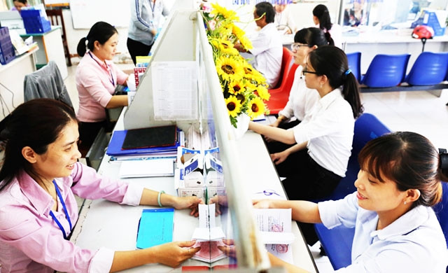 Cán bộ bộ phận một cửa phường Mỹ Hương (TP Phan Rang - Tháp Chàm, tỉnh Ninh Thuận) hướng dẫn người dân giải quyết thủ tục hành chính. Ảnh: NGUYỄN TRUNG
