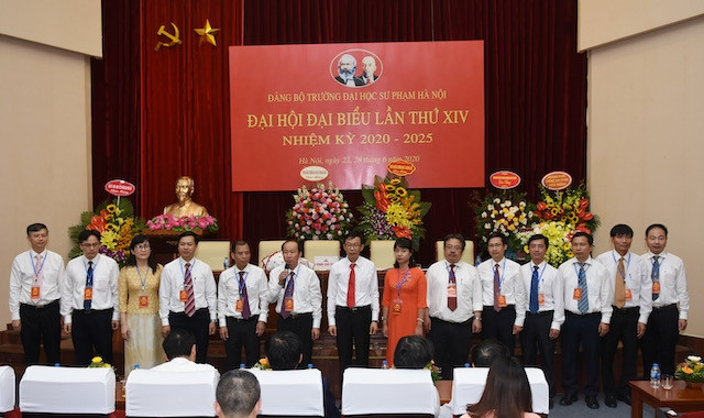 Các Ủy viên Ban Chấp hành Đảng bộ Trường đại học Sư phạm khóa 2020-2025 ra mắt.