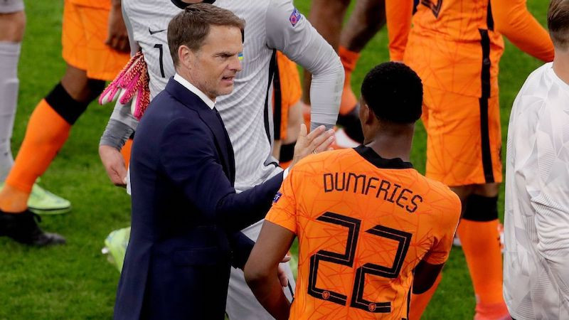 De Boer và Dumfries, hai nhân tố làm nên chiến thắng của Hà Lan. (Ảnh: Getty Images)   