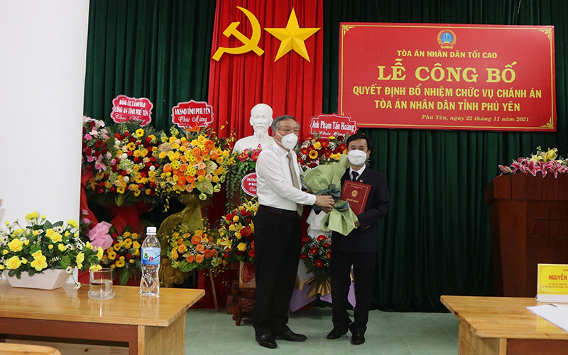 Chánh án Tòa án nhân dân tối cao Nguyễn Hòa Bình trao quyết định điều động và bổ nhiệm Chánh án Tòa án nhân dân tỉnh Phú Yên cho đồng chí Trần Huy Đức.