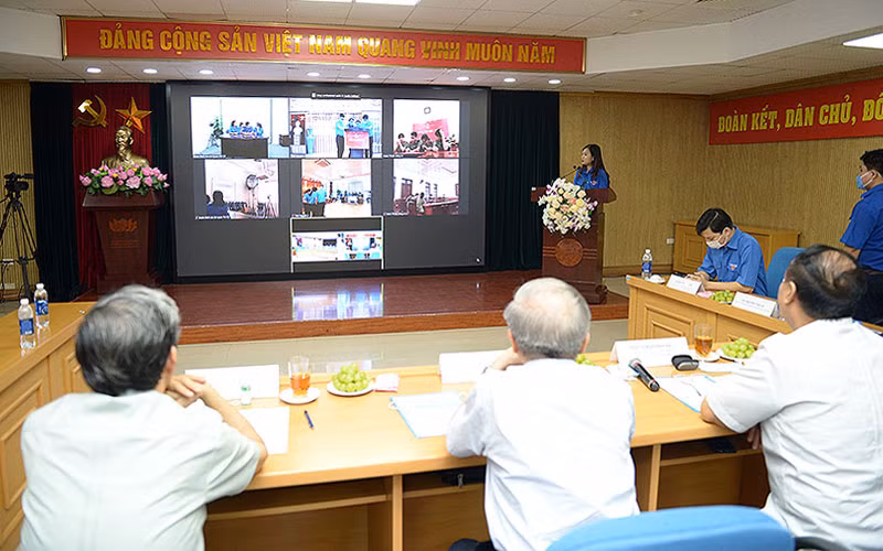 Ban Giám khảo theo dõi, chấm điểm các đội thi qua màn ảnh nhỏ.