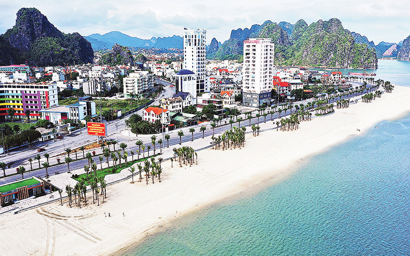 Bãi tắm Hòn Gai hứa hẹn là sản phẩm kích cầu du lịch mới của TP Hạ Long (Quảng Ninh) sau khi dịch Covid-19 được kiểm soát. Ảnh: ÐỖ PHƯƠNG